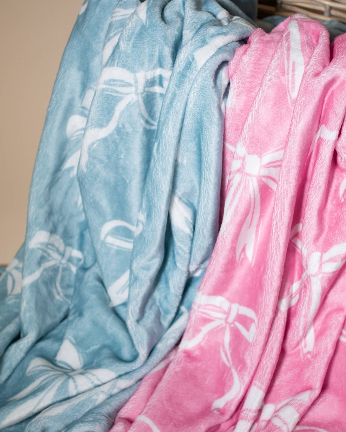 Hannah Bow Throw Light Blue 50x60